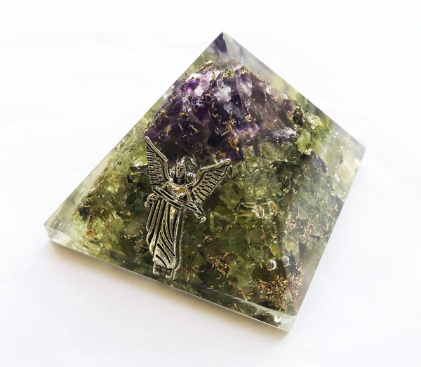 Orgonit Pyramide aus Amethyst und Peridote mit Erzengel Raffael