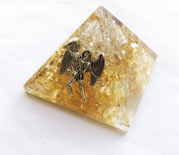 Orgonit Pyramide aus Citrin und Kristall mit Erzengel Uriel (40 mm)