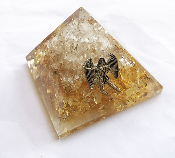 Orgonit Pyramide aus Citrin und Kristall mit Erzengel Uriel