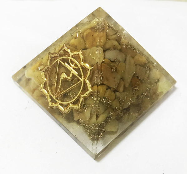 Orgonit Pyramide aus gelbem Jaspis mit Bild Hals-Chakra (40 mm)
