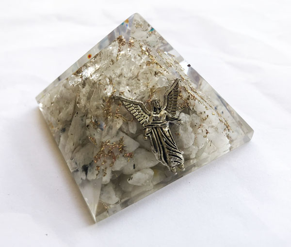 Orgonit Pyramide aus Mondstein und Kristall mit Erzengel Gabriel (40 mm)