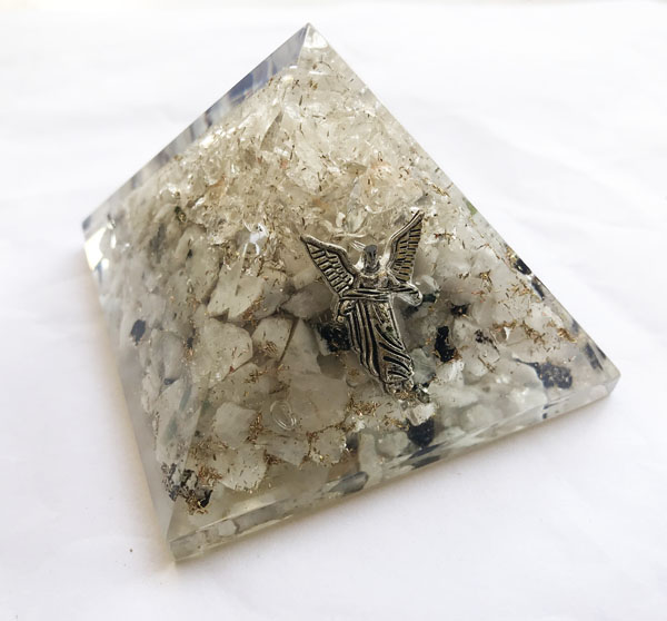 Orgonit Pyramide aus Mondstein und Kristall mit Erzengel Gabriel