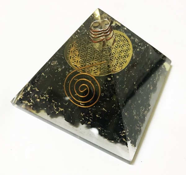 Orgonit Pyramide aus schwarzem Turmalin und Kristallpunkt