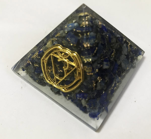 Orgonit Pyramide aus Sodalith mit Bild Dritte-Augen-Chakra (40 mm)