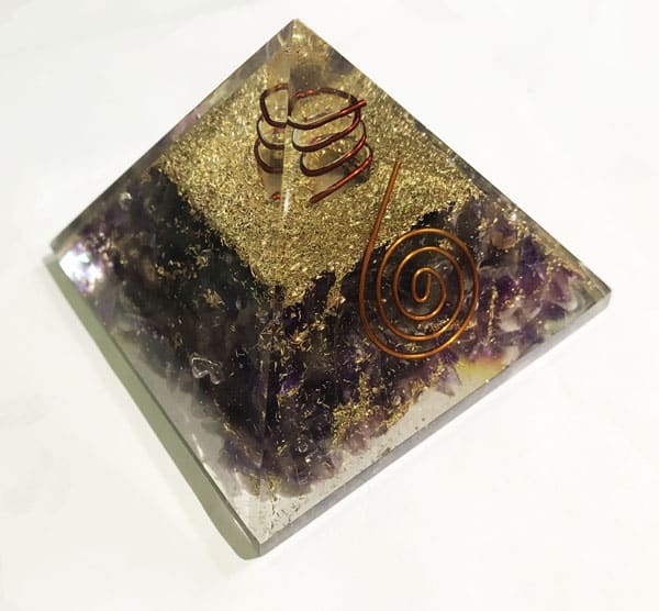 Orgonit Pyramide des Amethysts mit Kristallspitze und Kupferspirale