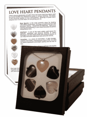 Sechs Edelstein-Herzen mit Kette im Karton