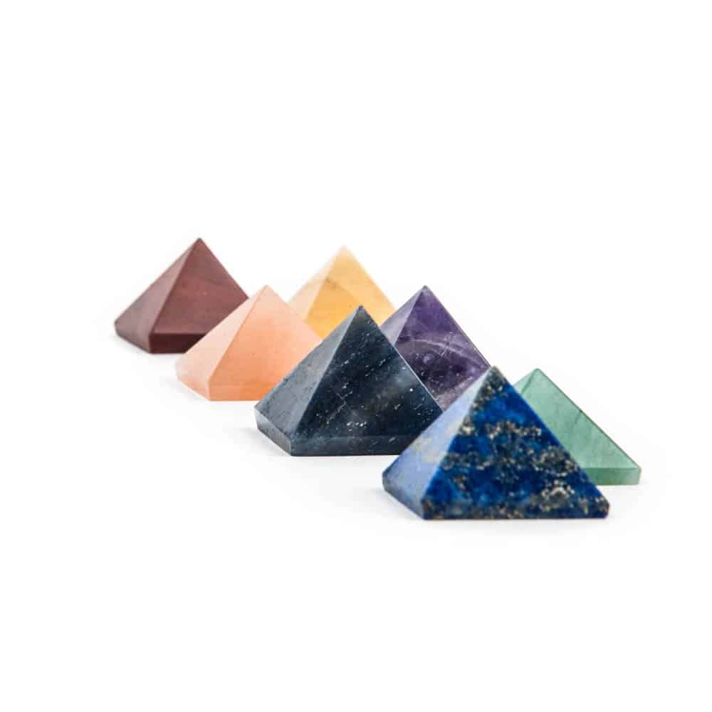 Set von 7 pyramidenf-rmigen Steinen in den Chakrenfarben