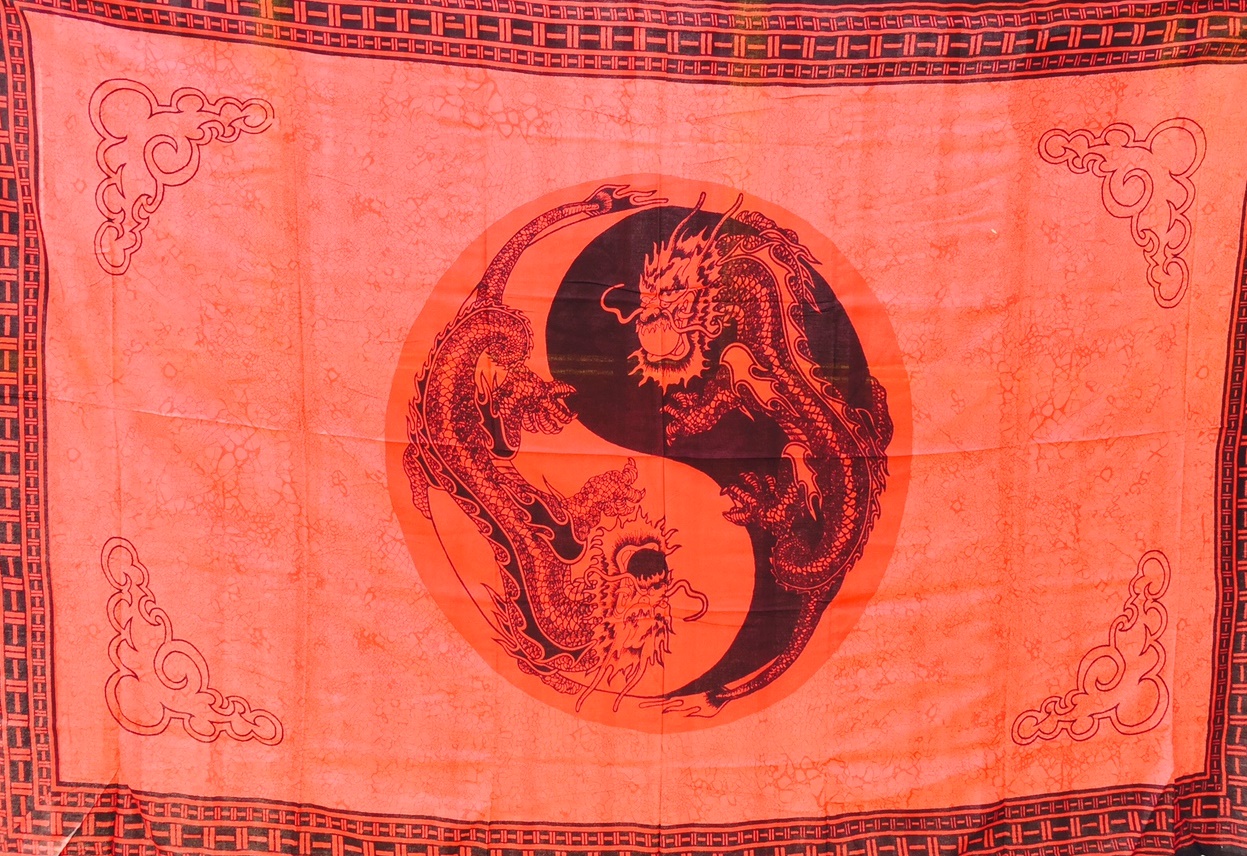 Tagesdecke- Wandtuch Dragon Ying Yang (rot)